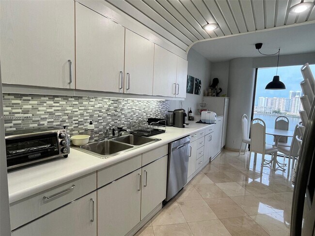 Building Photo - 2800 Island Blvd
