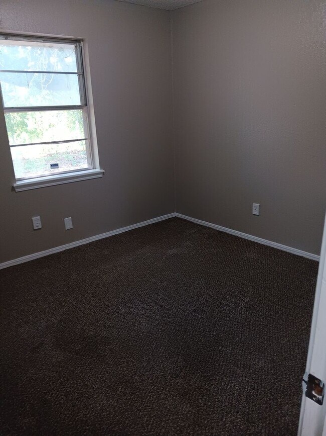 Building Photo - Spacious 5-Bedroom Home with Fresh Modern Updates in Midwest City