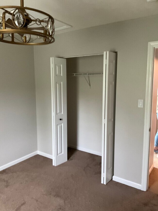 Building Photo - Large 3 Bedroom 2.5 bath townhome with additional finished room.