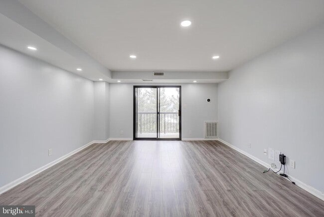 Building Photo - 3800 Powell Ln