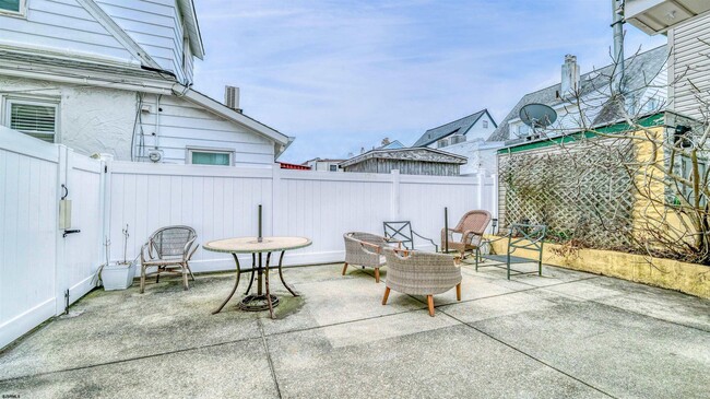 Building Photo - 120 N Newport Ave