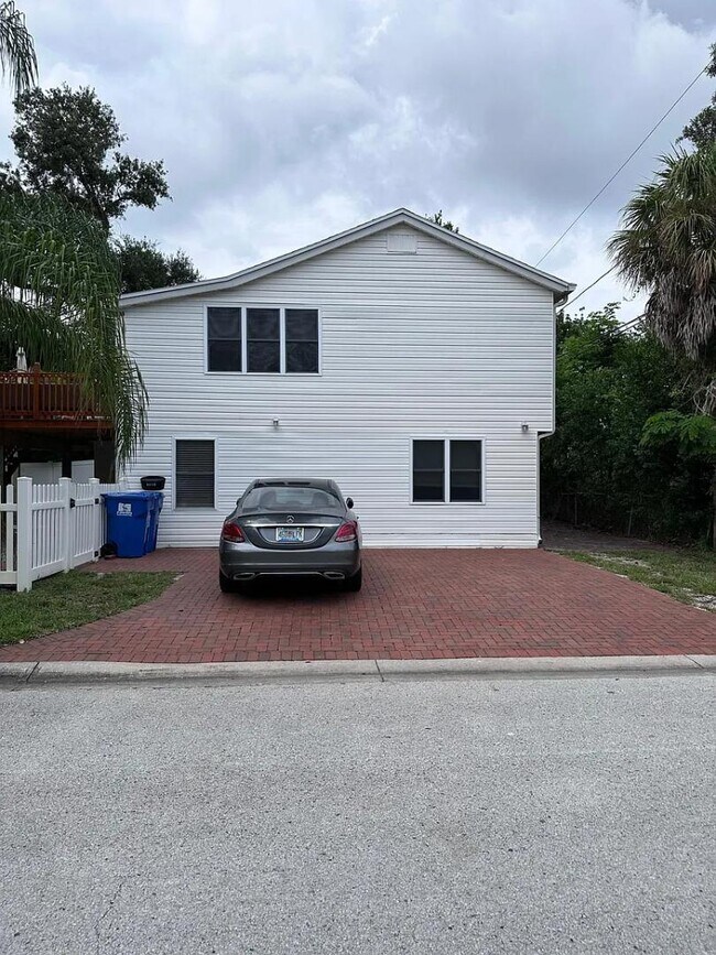 Building Photo - 3505 Iris St N