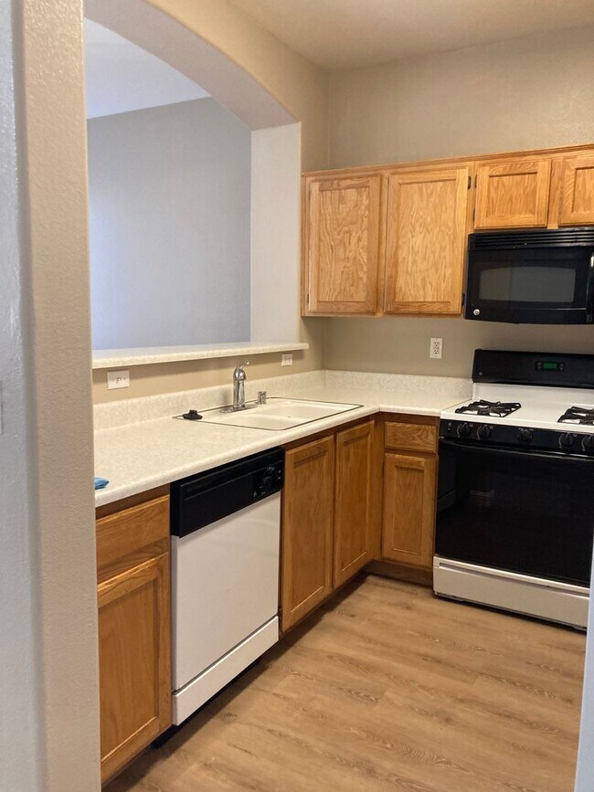 Building Photo - Townhouse 3 bedroom 2.5 bath 2 car garage