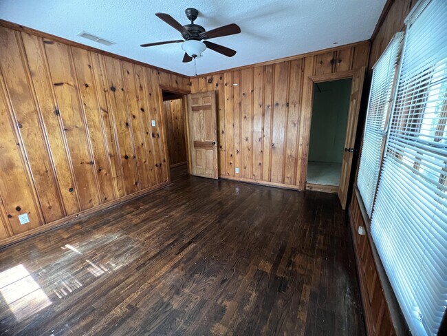 Building Photo - 920 Bolivar St