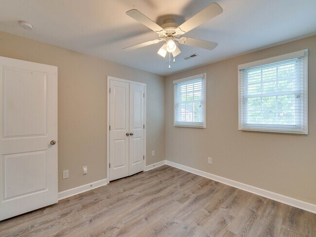 Building Photo - Stunning and completely updated townhome s...