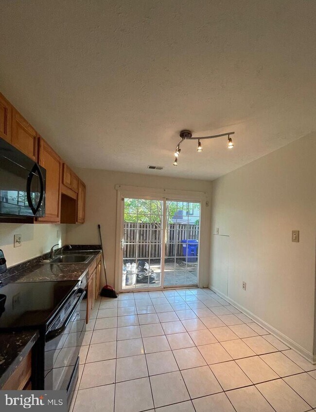 Building Photo - 7233 Mill Creek Ct