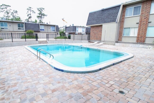 Building Photo - Summit House - Walk to UF Health Shands  -...