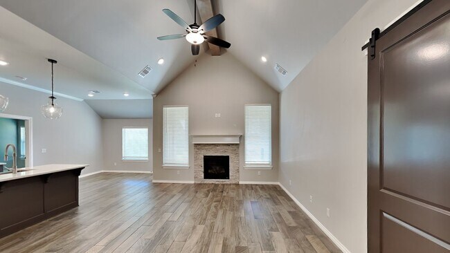 Building Photo - Luxury 4 Bedroom 3 Bathroom Home in Lone O...