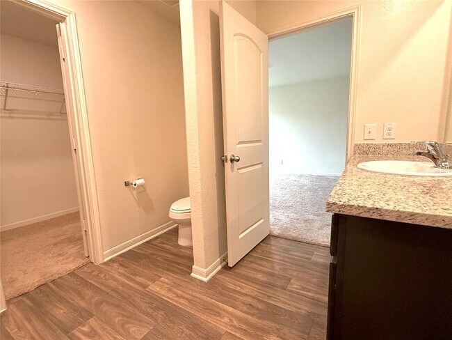 Building Photo - 353 Cres Park Dr