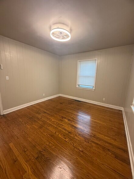 Building Photo - 1045 4th Ter W