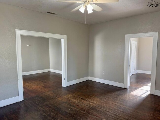 Building Photo - 1916 7th St