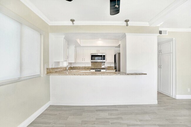 Building Photo - 618 W Balboa Blvd