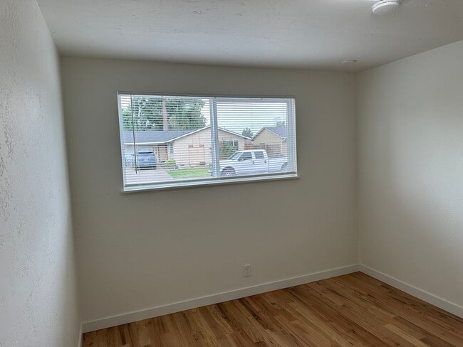 Building Photo - Beautifully updated 3 bedroom, 1 bath hous...