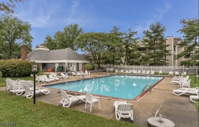 Building Photo - 702 Pinehurst Ct