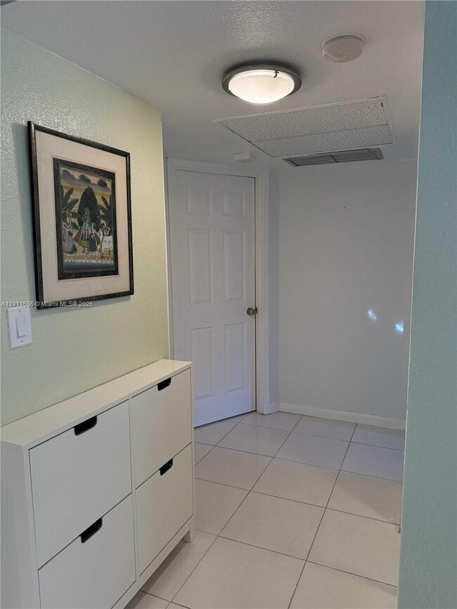 Building Photo - 5141 W Oakland Park Blvd