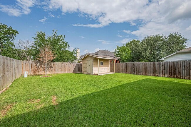 Building Photo - 8714 Ashlawn Dr