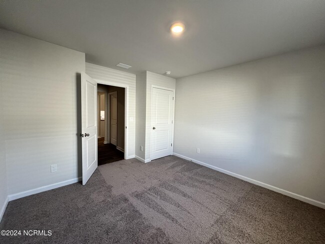 Building Photo - 8201 E Highcroft Dr NE
