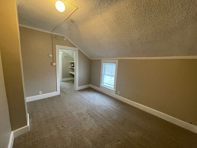 Building Photo - 818 N Corona St