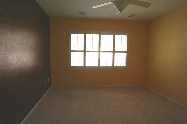 Building Photo - 2 bed w/den, 2 bath, 2 car single story house