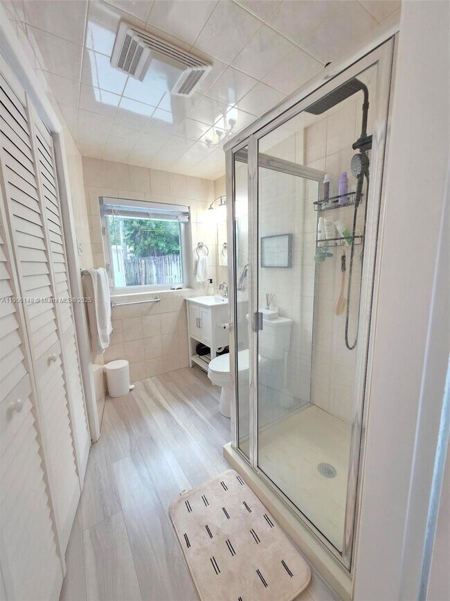 Building Photo - 250 NE 42nd St