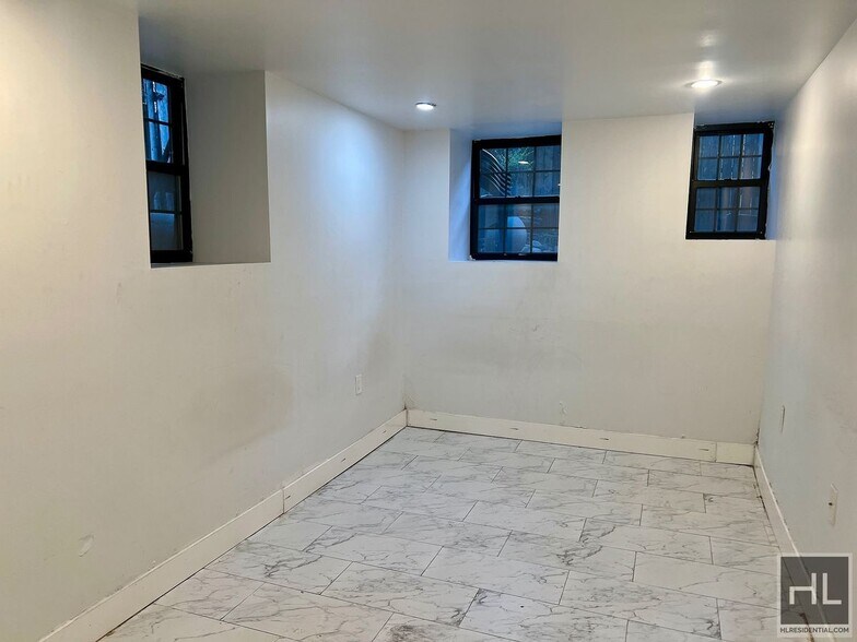 Building Photo - 4BR 3BA Historic Limestone Duplex In Crown...