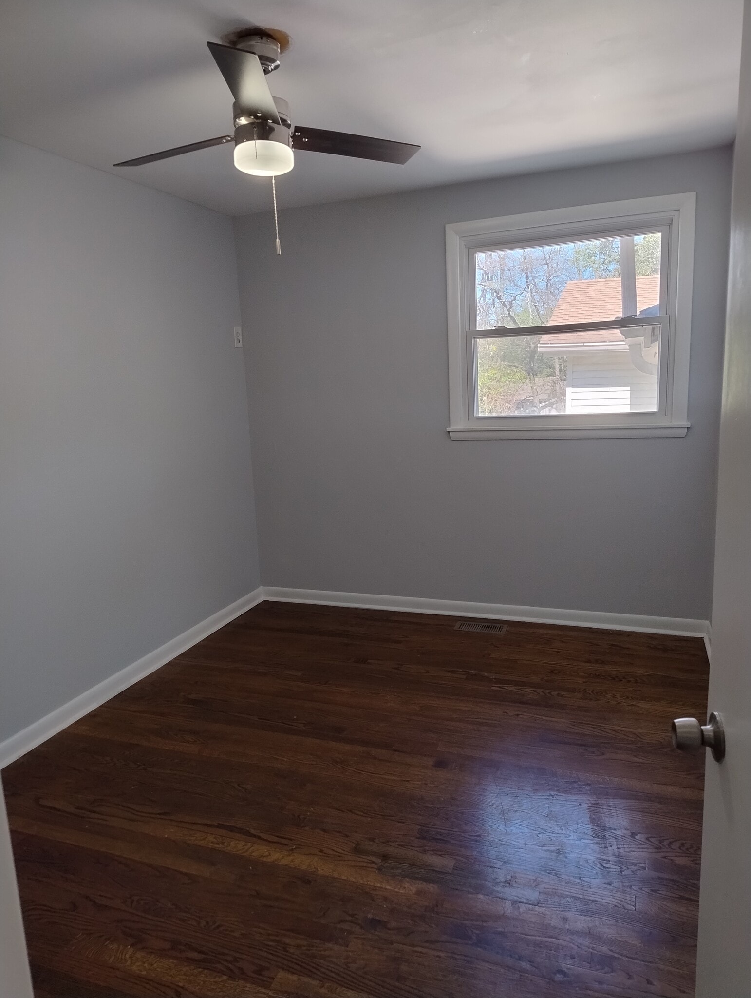 Building Photo - 121 Robinhood Cir
