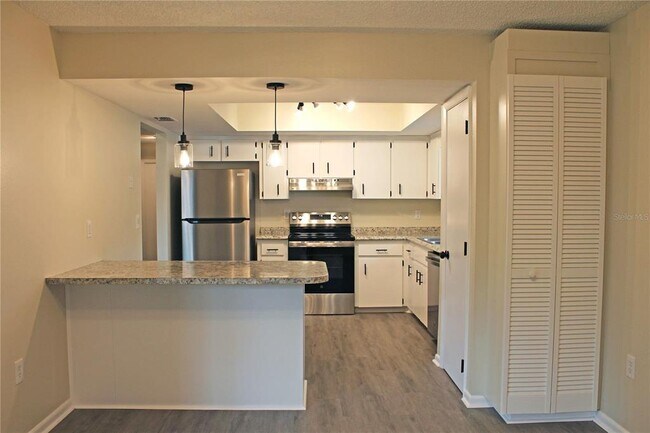 Building Photo - 608 Lark Dr