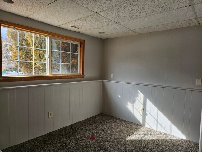 Building Photo - 4 Bedroom Bi Level with Large Yard and 2 Car Garage