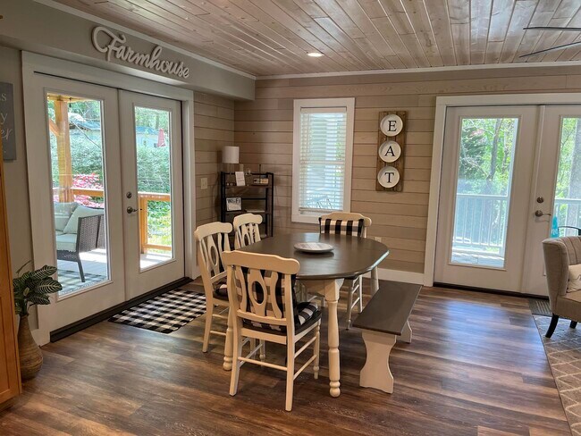 Building Photo - 251 Landwood Ln