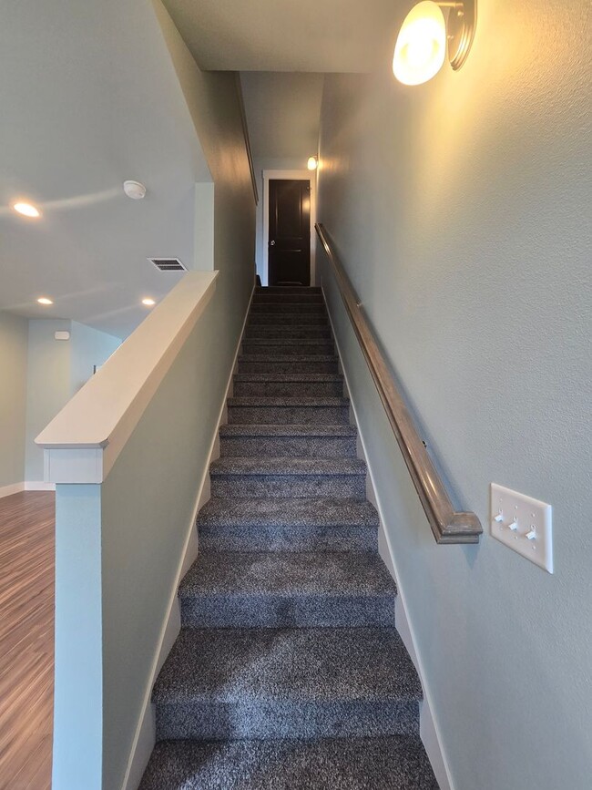 Building Photo - Beautiful 2 bed 1.5 bath townhome