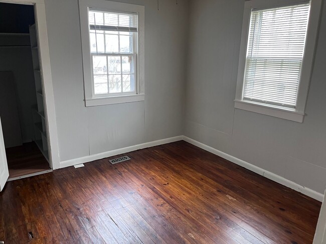 Building Photo - Cute 3 bedroom, 1 bath in Madison