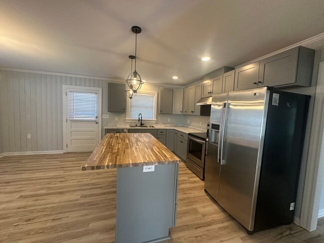 Building Photo - Updated 2 Bedroom, 1 Bath Home Locate Close to Wrightsville Beach