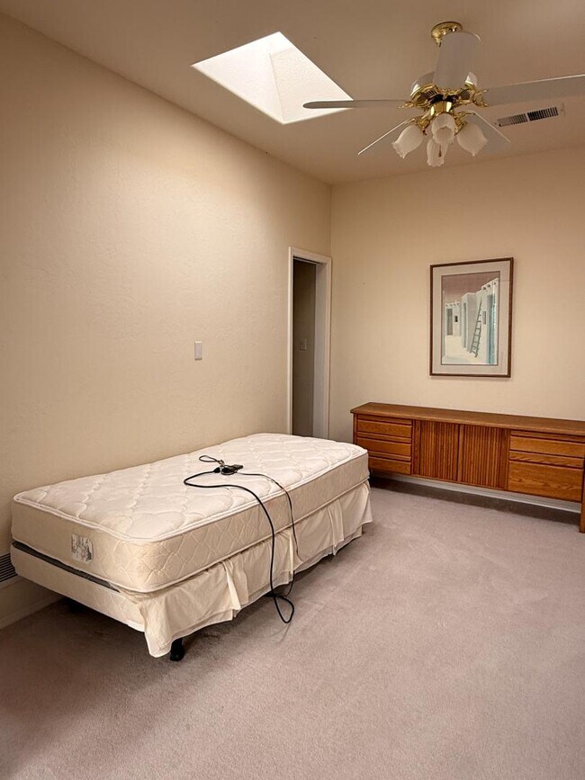 Building Photo - 711 Tramway Pl NE