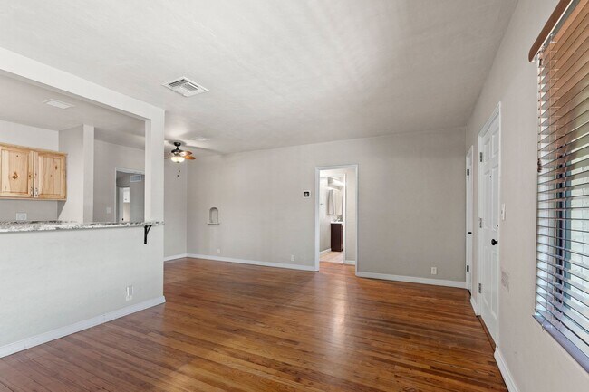 Building Photo - Gorgeous home near UA