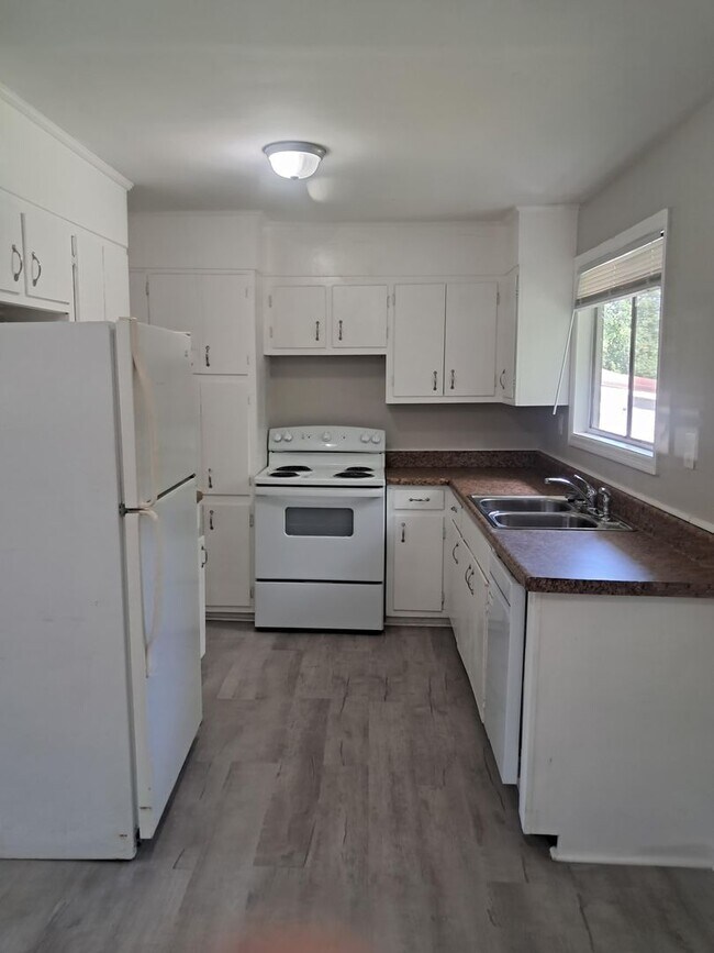 Building Photo - 3 bedroom 1 bath home