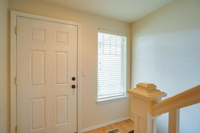 Building Photo - THREE BEDROOM TOWNHOME WITH GARAGE ACROSS FROM SHOPPING AND DINING