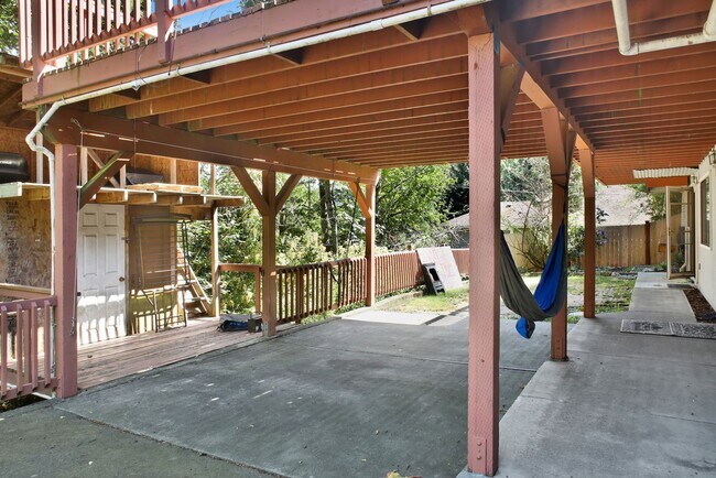 Building Photo - Preleasing Now! Available early August! 7 Bed, 2.5 Bath House!