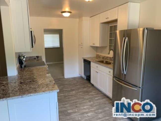 Building Photo - 4940 Lakeshore Dr