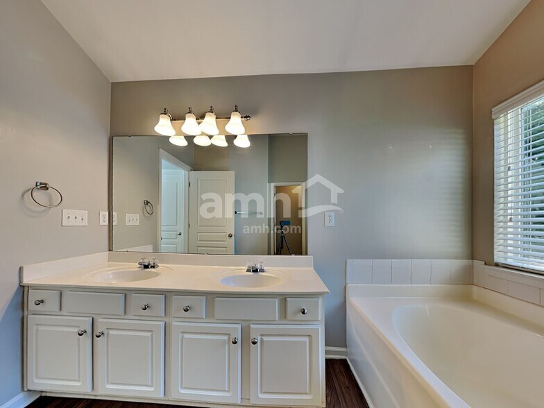 Building Photo - 3324 Glamorgan Ct