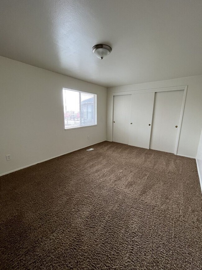Building Photo - 116 W Colby Ln