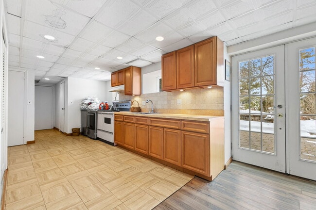 Building Photo - 115 Stonehedge Dr N