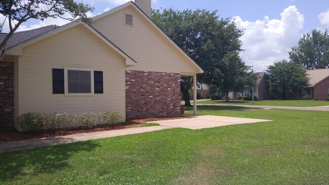 Building Photo - Beautiful 3 bedroom on corner lot in Azalea Lakes