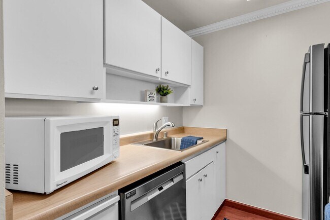 Building Photo - 470 N Civic Dr