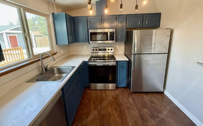 Building Photo - Single-Level 3 BR in NE Bend with large fully-fenced yard
