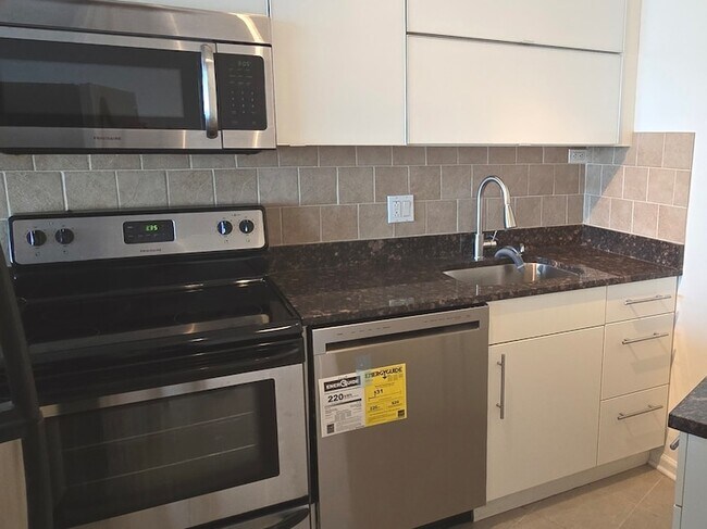 Building Photo - 300 N State St