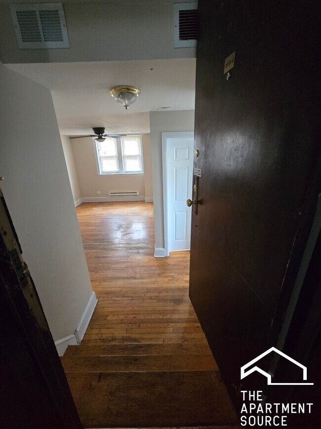 Building Photo - 2859 W Berteau Ave