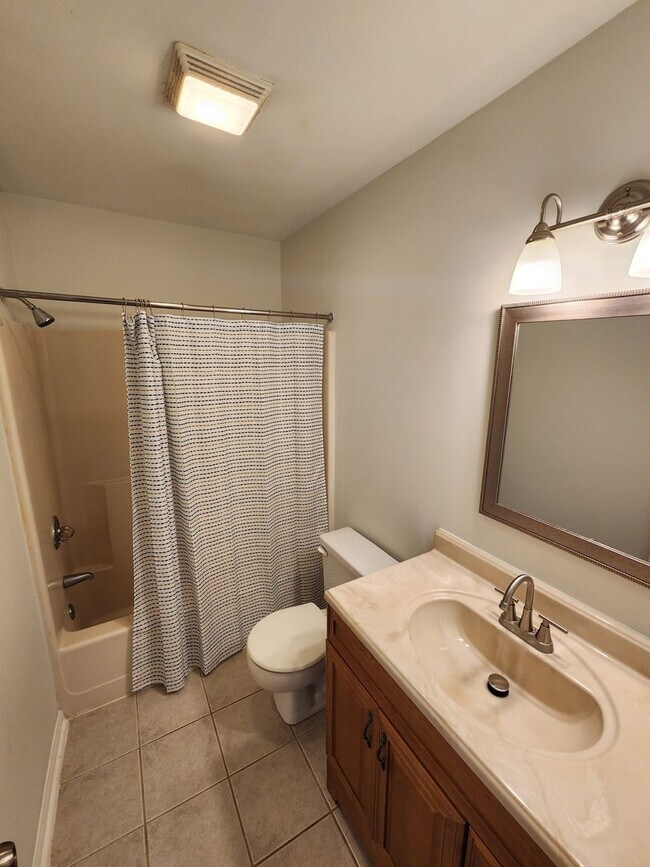 Building Photo - Canterbury Townhomes