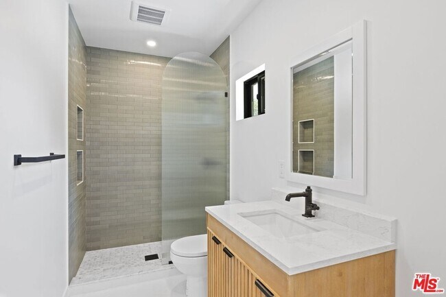 Building Photo - 1131 Rancho Dr