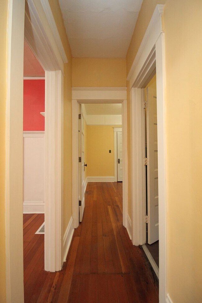 Building Photo - Delightful Remodeled Alberta Arts 3 Bed/2 Bath Bungalow