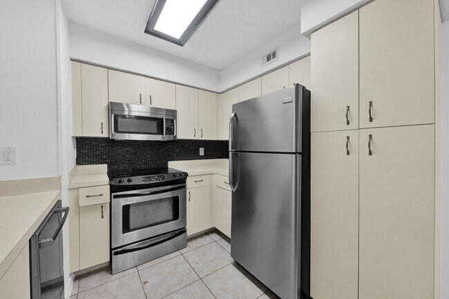Building Photo - 1/1 in Fort Myers- Unfurnished Annual